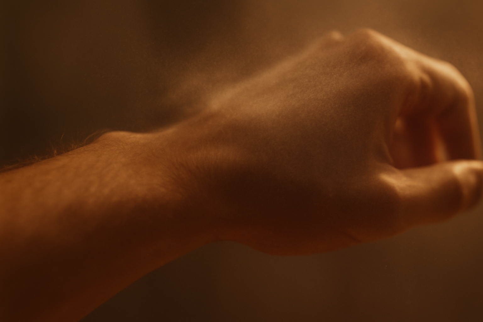 Parfum qui se diffuse sur un poignet masculin en gros plan