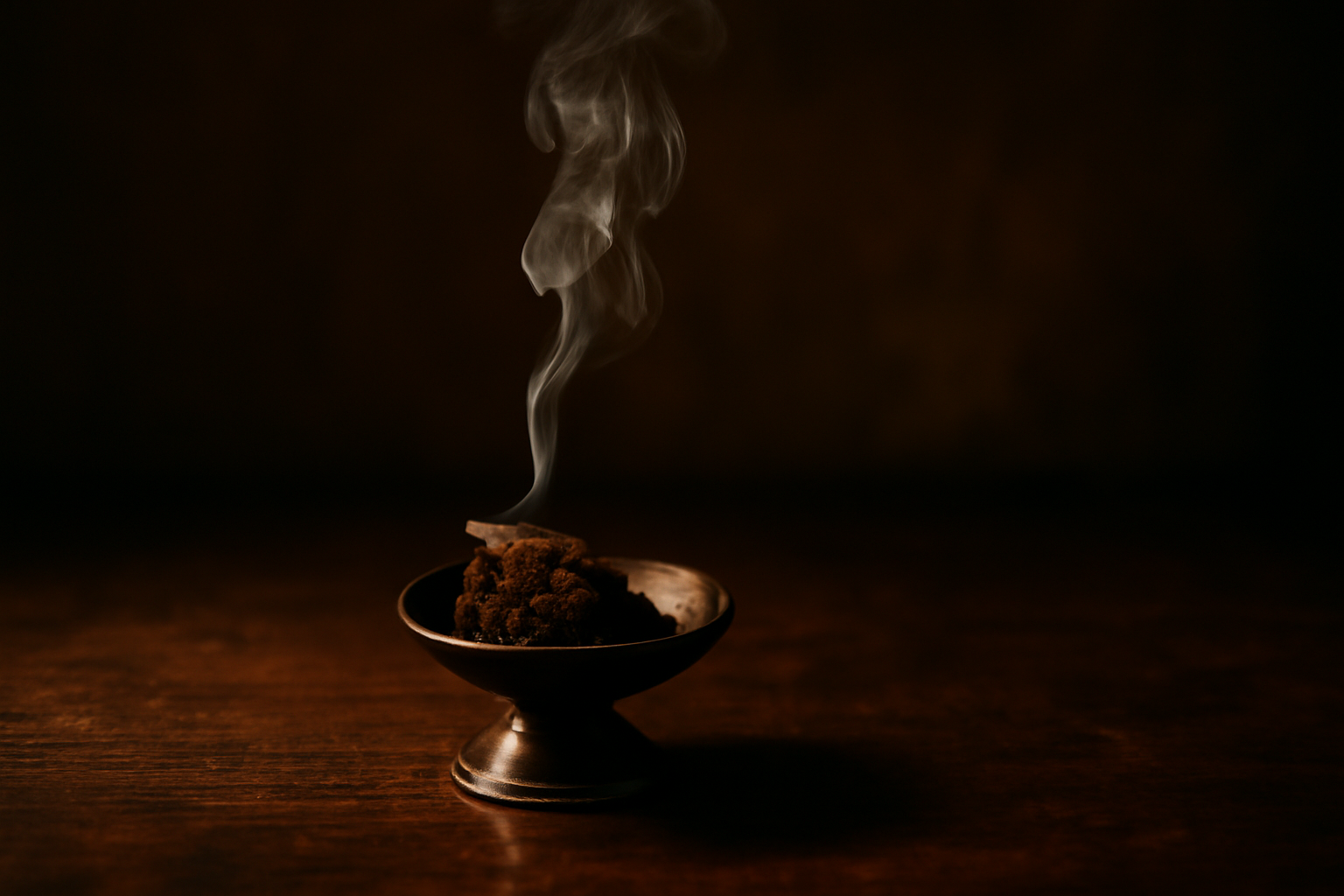 Fumee parfumee s'echappant d'un morceau de bois d'agar sur un brule-parfum