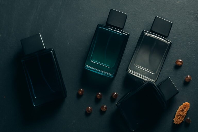 Flacons de parfum homme dont un mis a l ecart, ceux qu on n aime pas mais qui plaisent a l entourage
