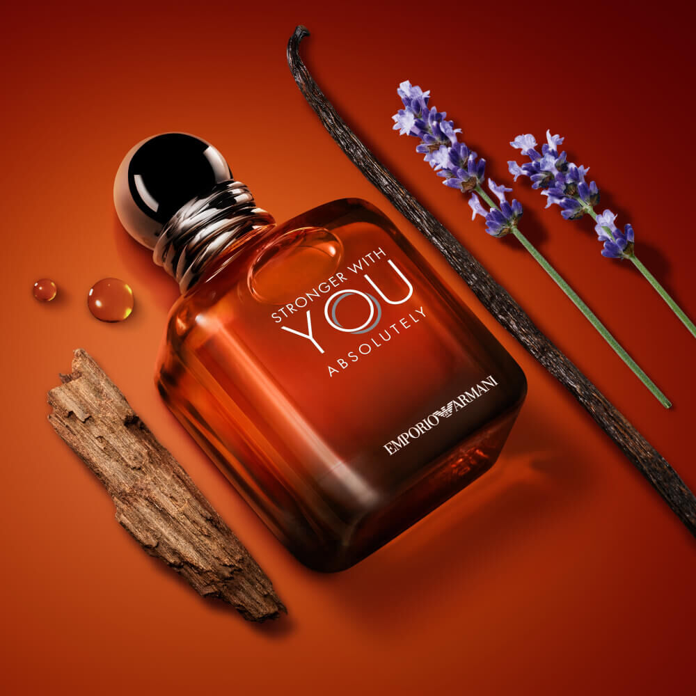Flacon Emporio Armani Stronger With You Absolutely avec bois de cèdre et lavande