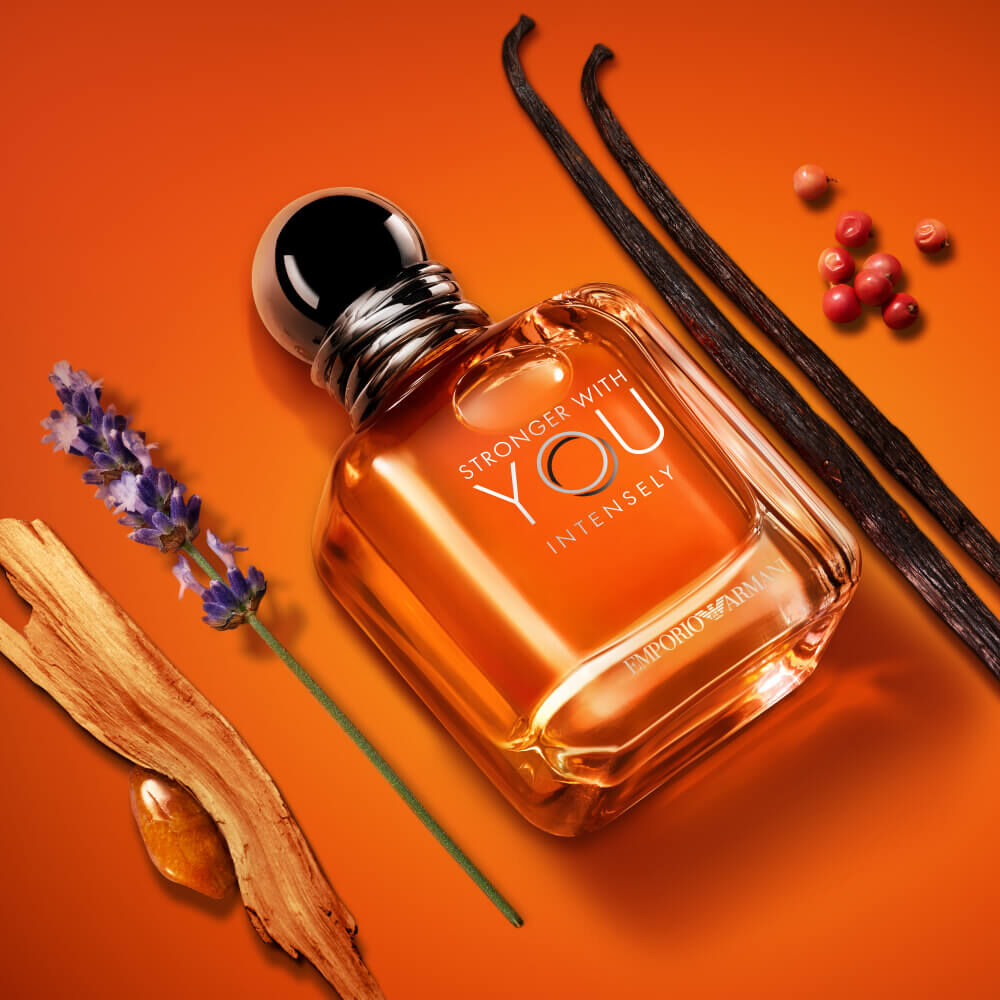 Flacon Emporio Armani Stronger With You Intensely avec gousses de vanille et lavande